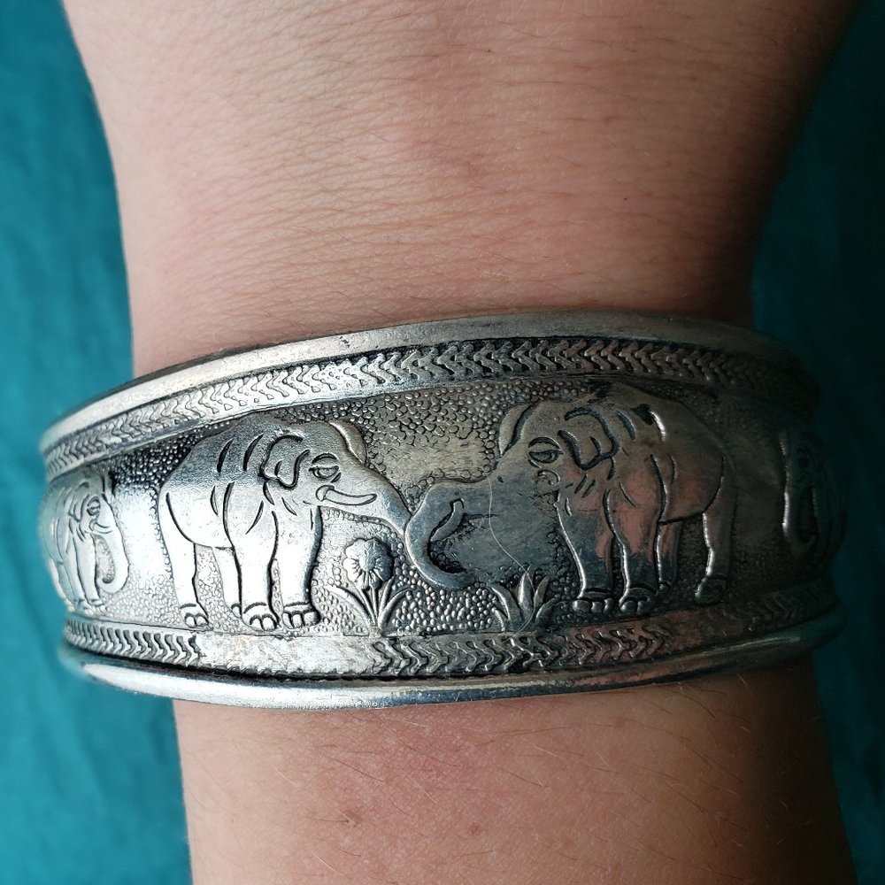 2/20$ Silver tone engraved elephant bracelet